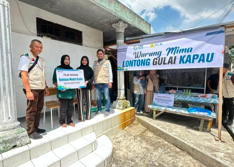 Yayasan Baitul Maal (YBM) PLN UP3 Bukittinggi menyalurkan bantuan modal usaha kepada delapan penerima manfaat yang tersebar di Kota Bukittinggi, Sumatera Barat (Sumbar), pada Kamis (30/7/2026). Foto: PLN UID Sumbar