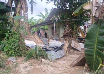 Kondisi pascabanjir di permukiman Lapau Munggu, Kelurahan Kuranji, Kota Padang, Selasa (5/8). (Foto: Qodri Hayatul)