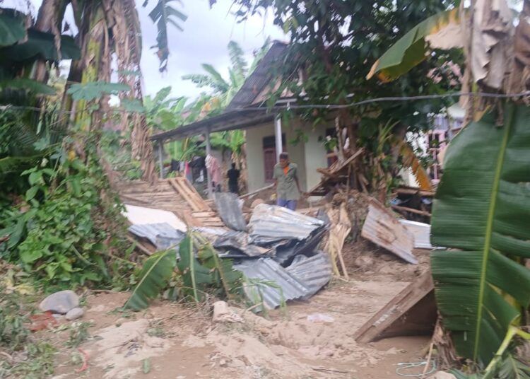 Kondisi pascabanjir di permukiman Lapau Munggu, Kelurahan Kuranji, Kota Padang, Selasa (5/8). (Foto: Qodri Hayatul)