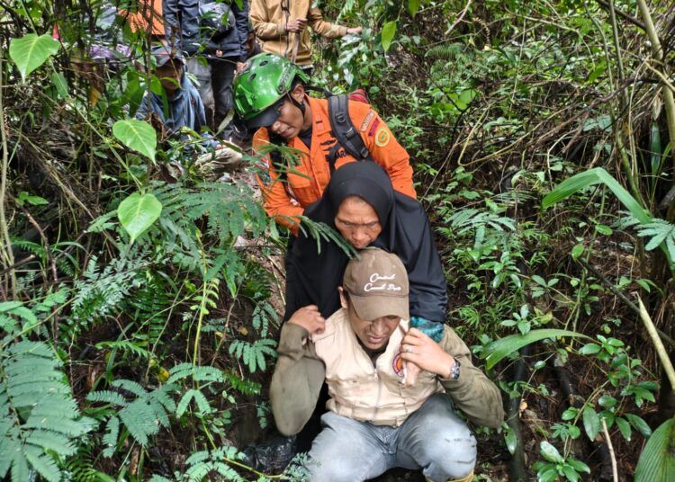 Tim SAR mengevakuasi wanita lansia dari pinggir hutan di Jorong Kubang Duo Koto Panjang Nagari Bukik Batabuah, Kecamatan Canduang, Agam, pada Kamis (6/8/2026) sekitar pukul 10.00 WIB. Foto: Kantor SAR Padang