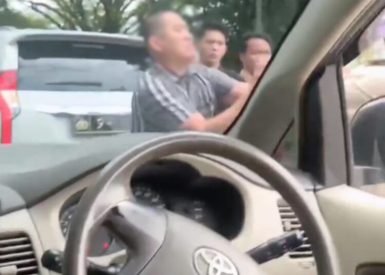 Tangkapan layar video yang viral di media sosial memperlihatkan perselisihan antara seorang pengemudi kendaraan dinas dan rombongan kendaraan berpelat polisi di Sumatera Barat.