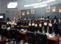 DPRD Padang dan Pemko Serahkan Pin Emas kepada 12 Tokoh Berprestasi pada HJK ke-357