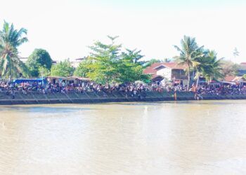 Warga Padati Tepian Sungai Batang Harau untuk Saksikan Tradisi Selaju Sampan pada HJK ke-357 Kota Padang