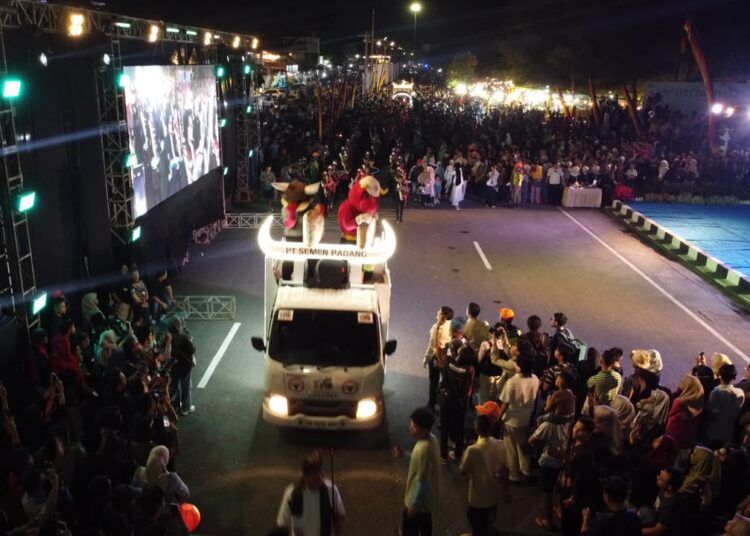 PT Semen Padang turut menyemarakkan Festival Pawai Telong-Telong dalam rangkaian peringatan Hari Jadi Kota (HJK) Padang ke-357 di kawasan Pantai Cimpago pada Kamis (6/8/2026) malam. Foto: PT Semen Padang