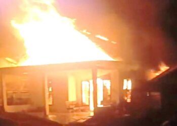 Rumah warga di Kampung Mudik Simpang, Nagari Simpang Timbo Abu Kajai, Kecamatan Talamau, Pasaman Barat, ludes terbakar pada Jumat (7/8/2026) malam.
