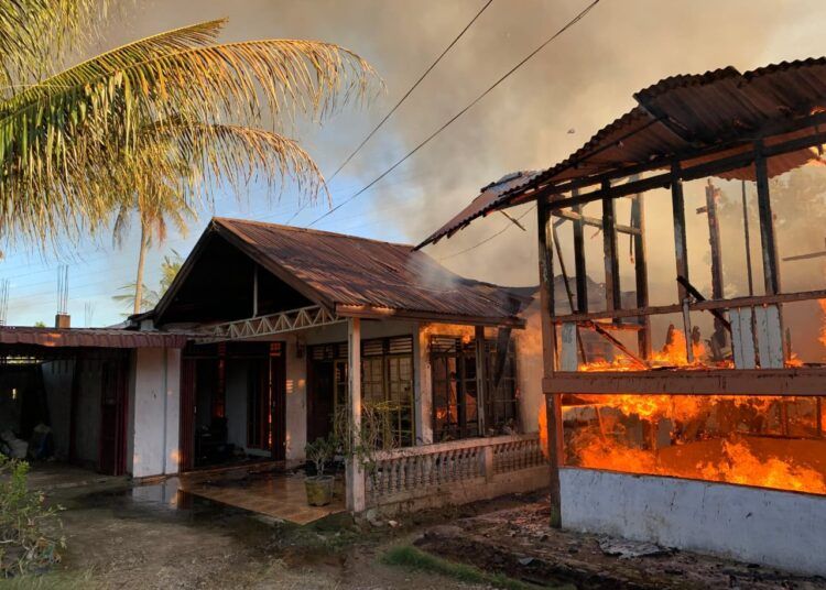 Petugas Damkar Kota Padang memadamkan api yang membakar dua unit rumah di Jalan Dr. Moh. Hatta Dalam, Pasar Ambacang, Kuranji, Sabtu (8/8/2026).
