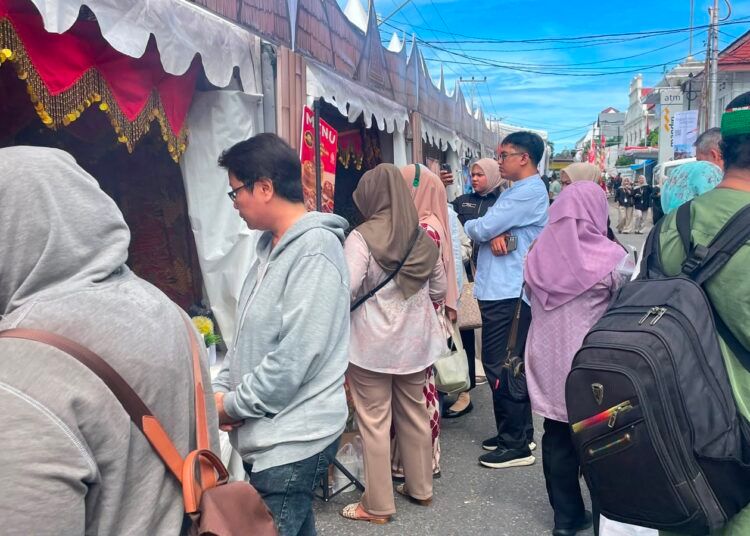 Pengunjung memadati Padang Gastronomy Market memasuki hari kedua pelaksanaan di kawasan Kota Tua, Jalan Batang Arau, Kota Padang, pada Sabtu (8/8/2026). Foto: Pemko Padang
