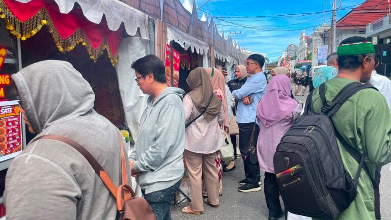 Padang Gastronomy Market Hari Kedua Ramai, Pengunjung Apresiasi Kuliner Tradisional