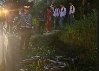 Dua sepeda motor bertabrakan di Jalan Lintas Padang-Bukittinggi, tepatnya di Panyalaian, Kecamatan X Koto, Kabupaten Tanah Datar, pada Senin (10/8/2026) sekitar pukul 17.55 WIB. Foto: Polres Padang Panjang