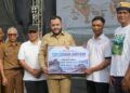 Pemko Padang Salurkan Bantuan Rp8 Miliar untuk Pelaku Usaha Terdampak Bencana
