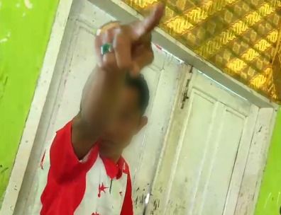 Tangkap layar video yang memperlihatkan dugaan cekcok antara guru pria dan guru wanita di ruang kelas MIN 6 Bayang, Kabupaten Pesisir Selatan.