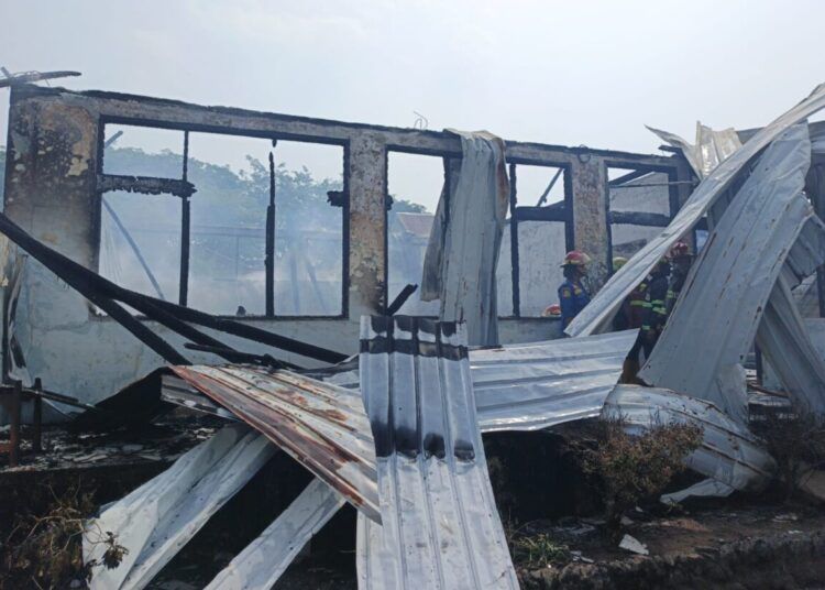 SMP Angkasa Lanud Sutan Sjahrir di Jalan Prof. Dr. Hamka Nomor 1, Kelurahan Parupuak Tabiang, Kecamatan Koto Tangah, Kota Padang, Sumater Barat (Sumbar), terbakar pada Rabu (12/8/2026) siang. Foto: Damkar Padang