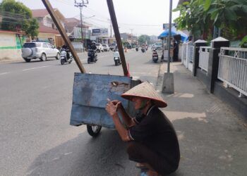 Dari Botol Bekas hingga Kardus, Perjuangan Budi Bertahan Hidup di Padang dengan Rp500 Ribu Sebulan