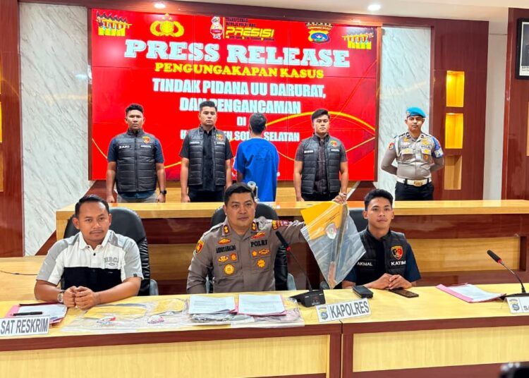 Polisi menahan seorang pria di Solok Selatan pada Rabu (12/8/2026) karena mengancam orang tua siswi SMP korban dugaan persetubuhan.