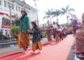Ratusan Anak PAUD dan Orang Tua Tampil pada Peragaan Busana di Padang Panjang