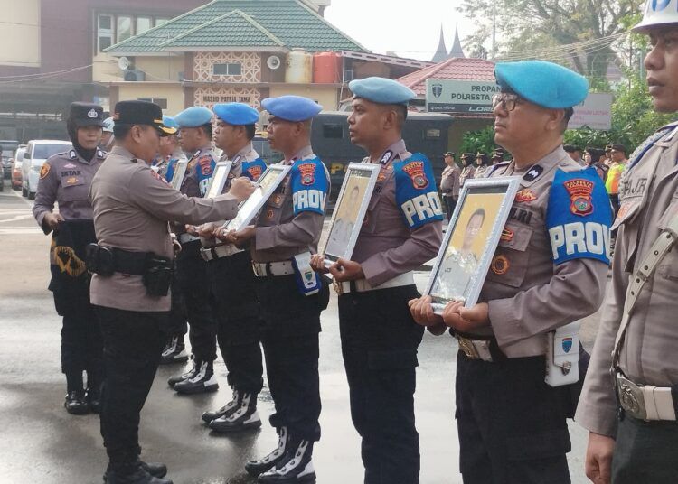 Kapolresta Padang Kombes Pol Apri Wibowo memimpin upacara pemberhentian tidak dengan hormat (PTDH) terhadap delapan personel Polresta Padang yang dinyatakan melanggar disiplin dan kode etik terkait penyalahgunaan narkoba, Jumat (14/8/2026).