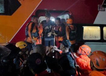 Tim SAR mengevakuasi penumpang Mentawai Fast setelah kapal tersebut kandas di pintu Muara Padang, Kota Padang, Jumat (14/8/2026) malam.