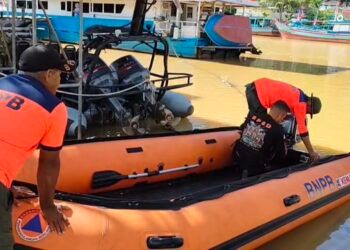 Tim SAR gabungan menggunakan perahu karet menyisir Sungai Batang Arau, Kota Padang, untuk mencari pelajar SMP, Josua Perkasa (15), yang dilaporkan hilang terseret arus saat mandi bersama tiga rekannya, Sabtu (15/8/2026).