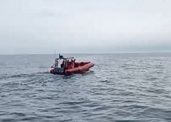 Tim SAR gabungan mengevakuasi sesosok mayat yang ditemukan di laut dekat Pulau Sinyaru, Kecamatan Bungus Teluk Kabung, Kota Padang, Sumatera Barat, pada Minggu (16/8/2026) sekitar pukul 06.30 WIB. Foto: Tangkapan layar media sosial