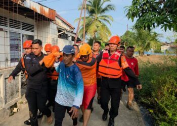 Seorang anak bernama Zahir (11), warga Air Tawar Barat, Kecamatan Padang Utara, Kota Padang, Sumatera Barat, ditemukan meninggal dunia pada Minggu (16/8/2026) sekitar pukul 08.15 WIB setelah dilaporkan tenggelam saat mandi di Sungai Batang Kuranji pada Sabtu (15/8/2026). Foto: Basarnas Padang