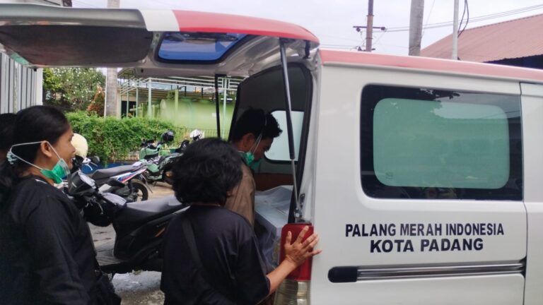 Isak Tangis Iringi Penyerahan Jenazah Pelajar SMP yang Hanyut di Sungai Batang Arau Padang