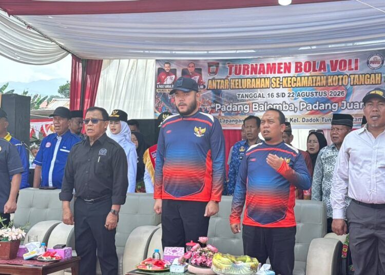 Ketua DPRD Padang, Muharlion, saat menghadiri pembukaan Turnamen Bola Voli Antar Kelurahan se-Kecamatan Koto Tangah di Lapangan Bola Voli Jalan Heller RW 08, Kelurahan Dadok Tunggul Hitam, Kecamatan Koto Tangah, Senin (17/8/2026).