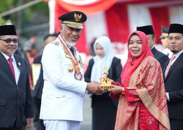 Nazifah mewakili Wali Kota Pariaman menerima penghargaan Anugerah Adinata Syariah Sumbar 2026 yang diserahkan oleh Gubernur Sumatera Barat Mahyeldi Ansharullah di Istana Gubernur Sumatera Barat, Senin (17/8/2026).
