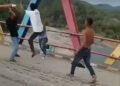 Detik-Detik Pemuda di Pasaman Baku Hantam di Atas Jembatan, Terekam Video