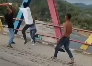 Video memperlihatkan sejumlah warga terlibat baku hantam di atas jembatan di Jorong 5 Curanting, Nagari Lubuak Layang, Rao, Pasaman, Selasa (18/8/2026) sore.