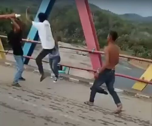 Detik-Detik Pemuda di Pasaman Baku Hantam di Atas Jembatan, Terekam Video