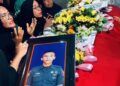 Jenazah Pratu Rizki Kurniawan Disambut Tangis Keluarga di Pesisir Selatan, Warga Beri Penghormatan di Sepanjang Jalan