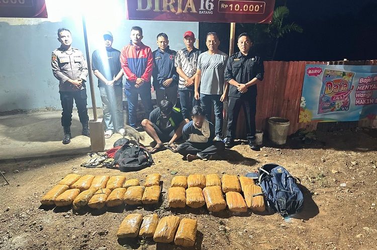 Polisi menangkap dua pria di jalan raya lintas Sumatera di depan Hotel Balcone, Nagari Gaduik, Kecamatan Tilatang Kamang, Agam, Sumatera Barat (Sumbar), pada Selasa (18/8/2026) pukul 18.00 WIB karena membawa 27 paket besar ganja. Foto: Polresta Bukittinggi