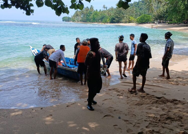 Tim SAR gabungan bersama warga melakukan pencarian terhadap mahasiswa ISI Padangpanjang, Rayhan Eriyandi, yang hilang terseret ombak di Pantai Labuang Baruak, Pesisir Selatan, Kamis (20/8/2026).