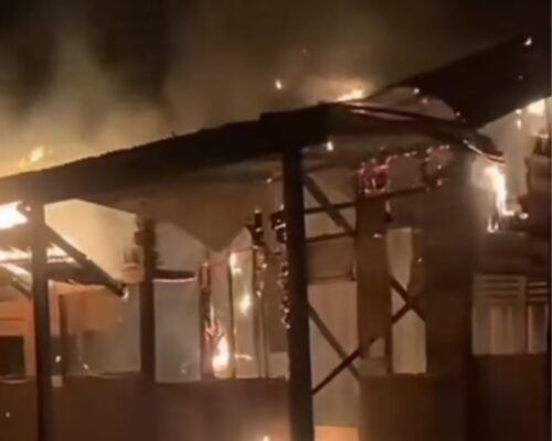 Rumah Kayu Diduga Tempat Kumpul Kebo Dibakar Warga di Pasaman Barat, Satu Orang Jadi Korban
