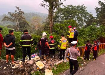 Truk masuk jurang di kawasan Tikungan Tugu Semen, Kelurahan Silaing Bawah, Kota Padang Panjang, Sumatera Barat, Jumat (21/8/2026) pagi.