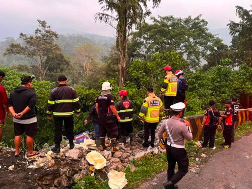 Truk Tronton Masuk Jurang di Lembah Anai, Satu Penumpang Tewas