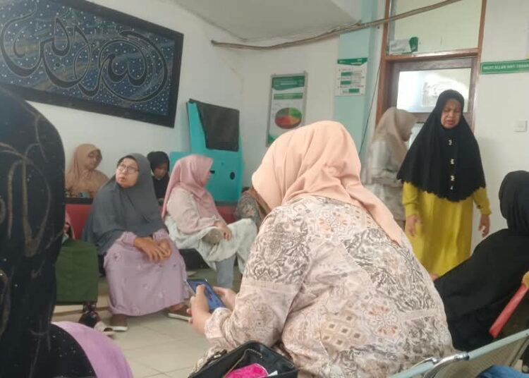 Antrean pasien di RSUD M. Natsir Solok, Jalan Nangka, Kelurahan Simpang Rumbio, Kecamatan Lubuk Sikarah, Kota Solok, pada Jumat (21/8/2026).