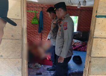 Petugas mengevakuasi jenazah Muhammad Ali (41), petani yang ditemukan meninggal dunia di sebuah pondok kolam ikan di Pancahan, Jorong IX Nagari Taruang-Taruang Selatan, Kecamatan Rao, Kabupaten Pasaman, Kamis (20/8/2026).