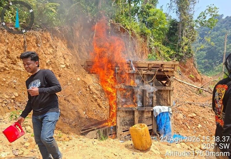 Polisi membakar boks untuk menyaring emas di sebuah lokasi tambang emas ilegal di Nagari Lubuk Ulang Aling, Kecamatan Sangir Batang Hari, Solok Selatan, Sumatera Barat, pada Jumat (21/8/2026). Foto: Polres Solok Selatan