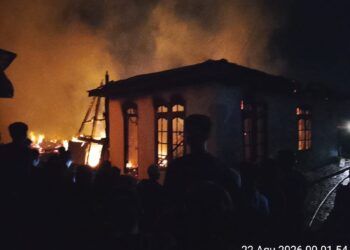 Petugas pemadam kebakaran berjibaku memadamkan api yang membakar empat rumah warga di Jorong Sungai Rotan, Nagari Batu Taba, Kecamatan Ampek Angkek, Kabupaten Agam, Jumat (21/8/2026) malam.