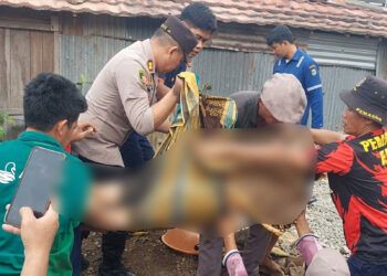 Petugas mengevakuasi jenazah M Feri Arisnal (47) yang ditemukan terjebak di dalam gorong-gorong sempit di kawasan Perumahan Kenzi, Pakan Sinayan, Kecamatan Banuhampu, Kabupaten Agam, Jumat (21/8/2026).