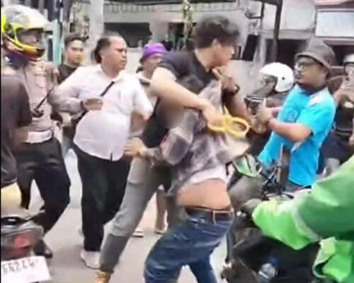 Video: Mobil Pria Asal Sumbar Diamuk Massa di Pematangsiantar, Diduga Kabur Usai Tabrak Pemotor