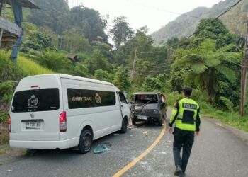 Pikap Mitsubishi L300 dan minibus Toyota Hiace bertabrakan di Jalan Lintas Sumbar-Riau, tepatnya di Jorong Ulu Aia, Nagari Harau, Kecamatan Harau, Kabupaten Lima Puluh Kota, pada Sabtu (22/8/2026) sekitar pukul 16.00 WIB. Foto: Polres 50 Kota