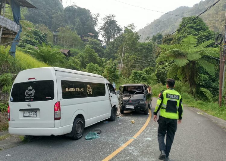 Pikap Mitsubishi L300 dan minibus Toyota Hiace bertabrakan di Jalan Lintas Sumbar-Riau, tepatnya di Jorong Ulu Aia, Nagari Harau, Kecamatan Harau, Kabupaten Lima Puluh Kota, pada Sabtu (22/8/2026) sekitar pukul 16.00 WIB. Foto: Polres 50 Kota