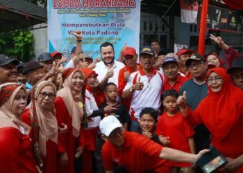 Hadiri Jalan Santai Kubu Dalam Parak Karakah, Wali Kota Padang Ajak Warga Pilah Sampah