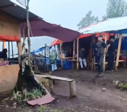 Tangkap layar video keributan pendaki dan warga di jalur Gunung Talang, kawasan Bukik Bulek, Nagari Kampung Batu Dalam, Kecamatan Danau Kembar, Kabupaten Solok.