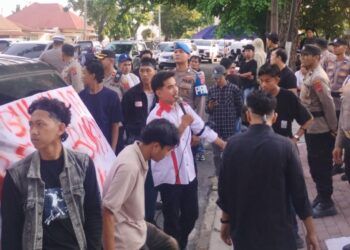 Massa Geruduk Kantor PDAM Padang, Desak Benahi Air Keruh hingga Audit Anggaran