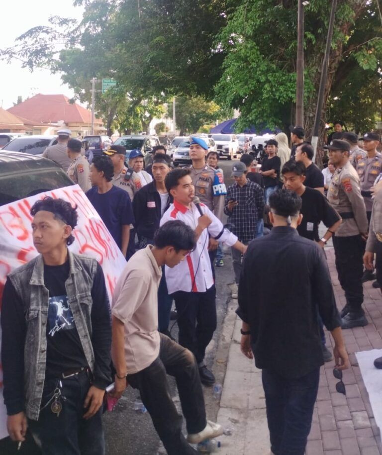 Massa Geruduk Kantor PDAM Padang, Desak Benahi Air Keruh hingga Audit Anggaran