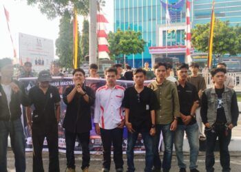 Massa Garda Muda Merah Putih (GMMP) menggelar aksi di depan kantor Perumda Air Minum Kota Padang, Senin (24/8/2026). Massa mendesak perbaikan layanan air bersih hingga audit terhadap perusahaan daerah tersebut.