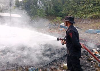 Kebakaran melanda sebuah gudang penampungan barang bekas di kawasan Botuak, Kilometer 7, dekat Simpang Lubuk Tarok, Kabupaten Sijunjung, pada Senin (24/8/2026) siang.